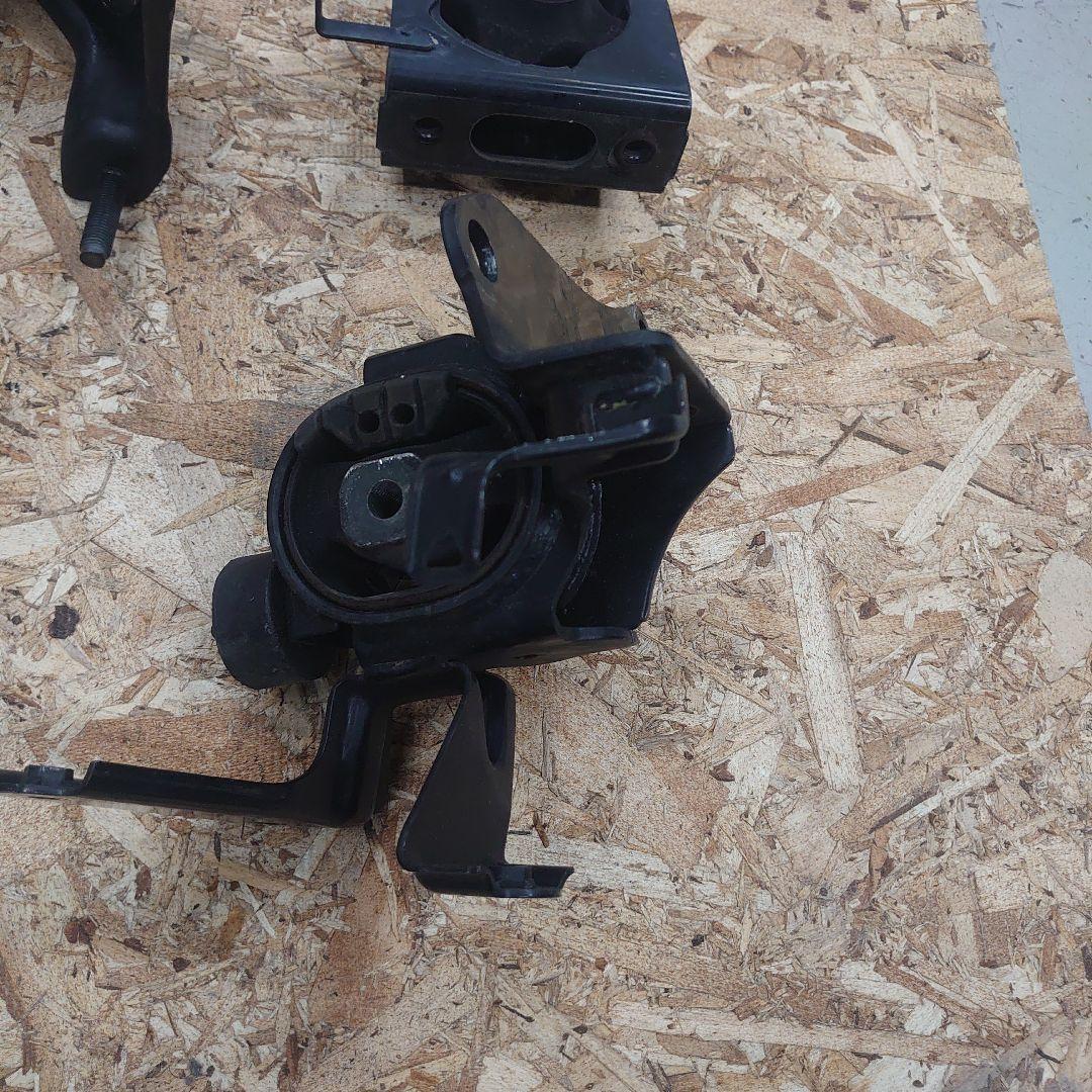 トヨタ ノア ヴォクシー ZRR70 ZRR70W エンジンマウント　中古セット