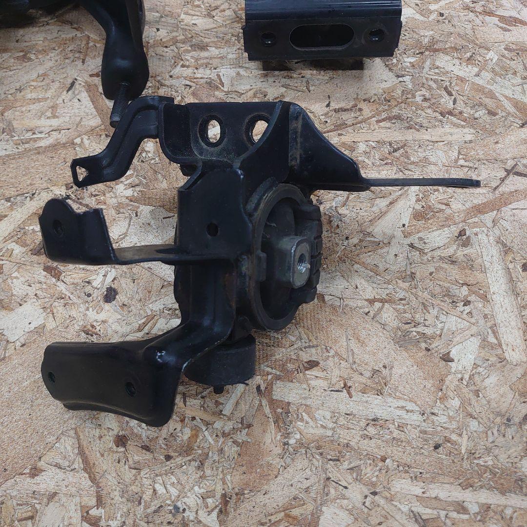 トヨタ ノア ヴォクシー ZRR70 ZRR70W エンジンマウント　中古セット