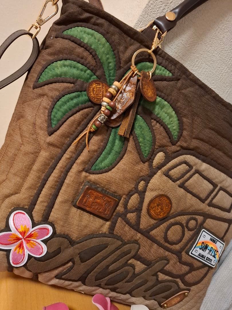 ハワイアンキルト　大きめ横長　バッグ　バス　2WAY　革タグチャーム付き
