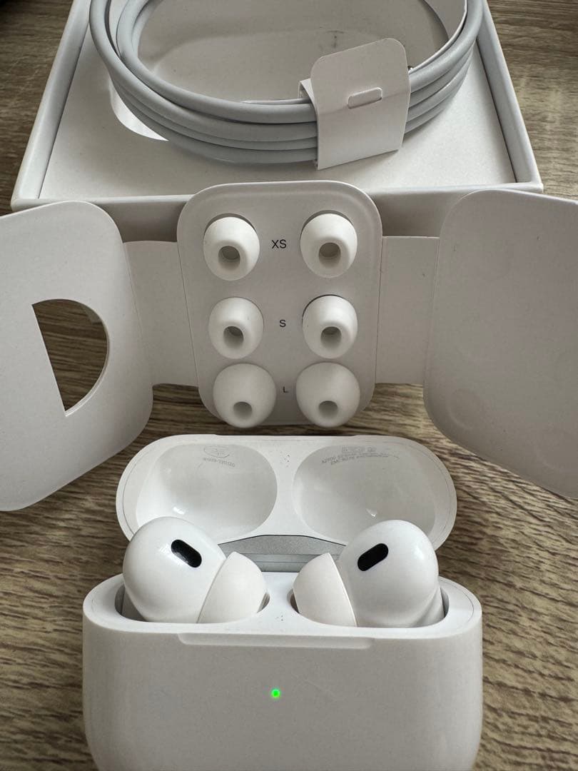 AirPods Pro 本体 イヤーチップ、充電コード付き