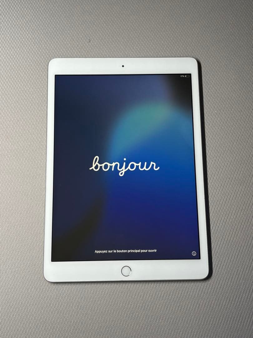 【ジャンク】iPad 第8世代(WiFi 128GB)本体と純正キーボード