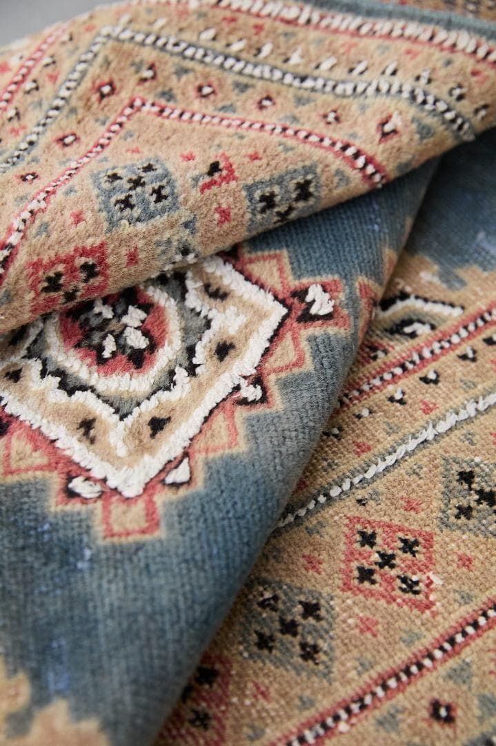 ヴィンテージラグ　トライバルラグ　パキスタン産（113×78cm）青　ベージュ