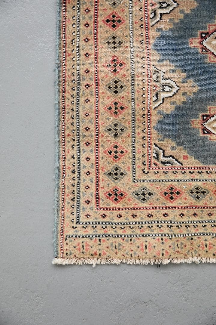 ヴィンテージラグ　トライバルラグ　パキスタン産（113×78cm）青　ベージュ