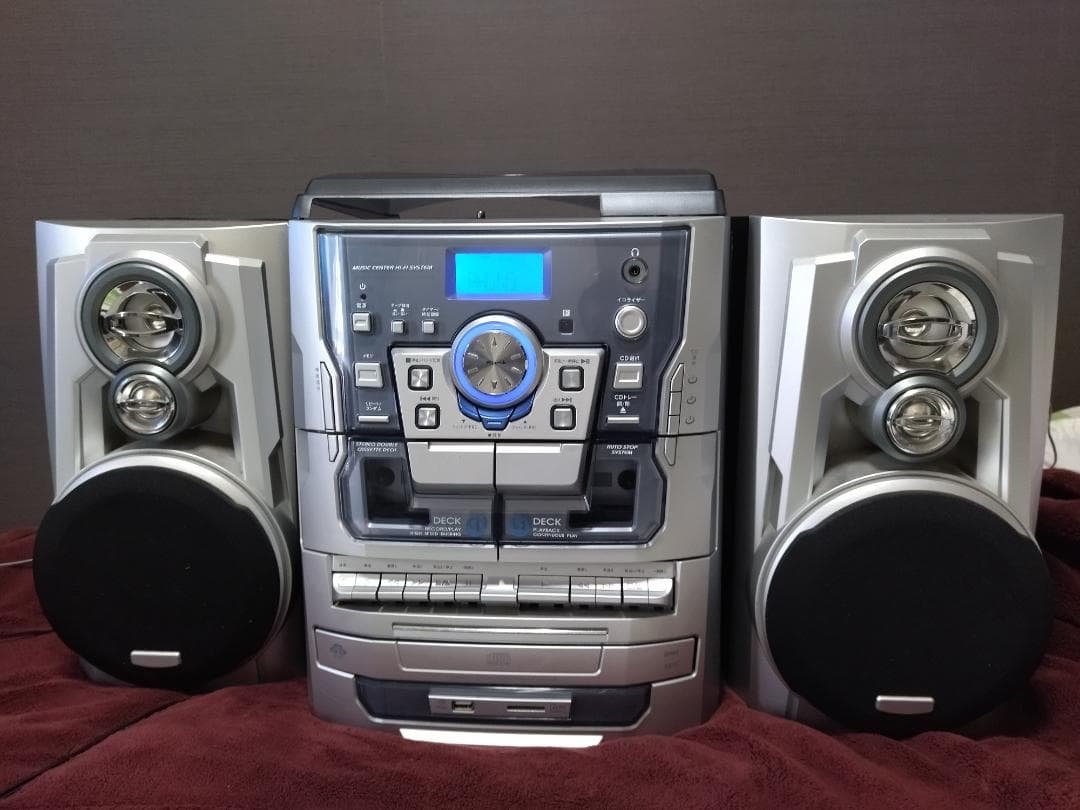 カセットテープ、レコード、3枚CDチェンジャー、USB、SDカード、AM/FM