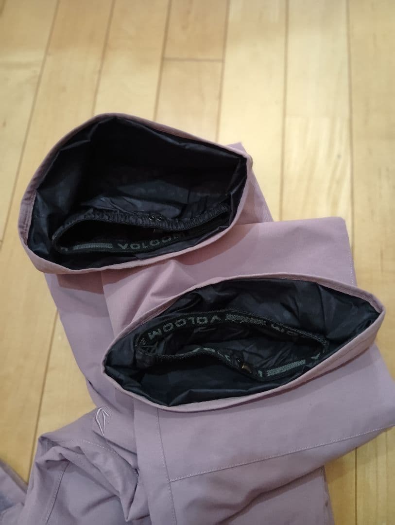 volcom スノーボードウェアセット（ジャケット・パンツ）