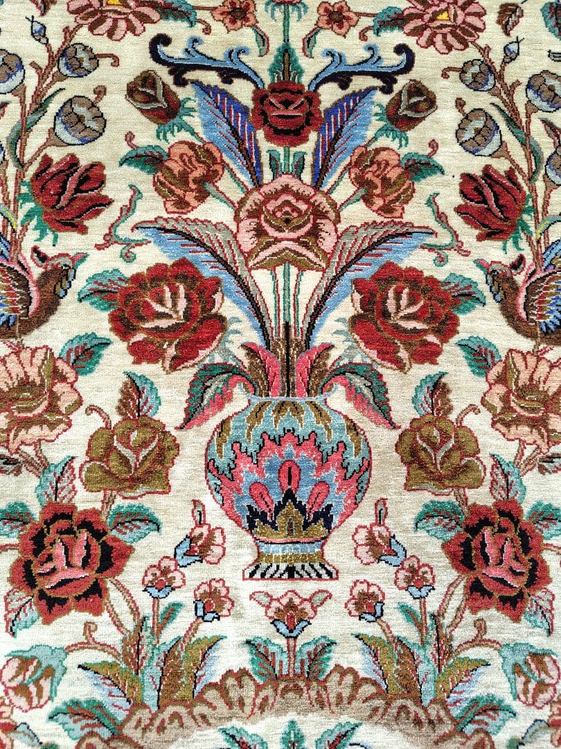 【勝利の美酒は甘い蜜】ペルシャ絨毯　シルク手織り　カラフルな鳥　青いゴブレット