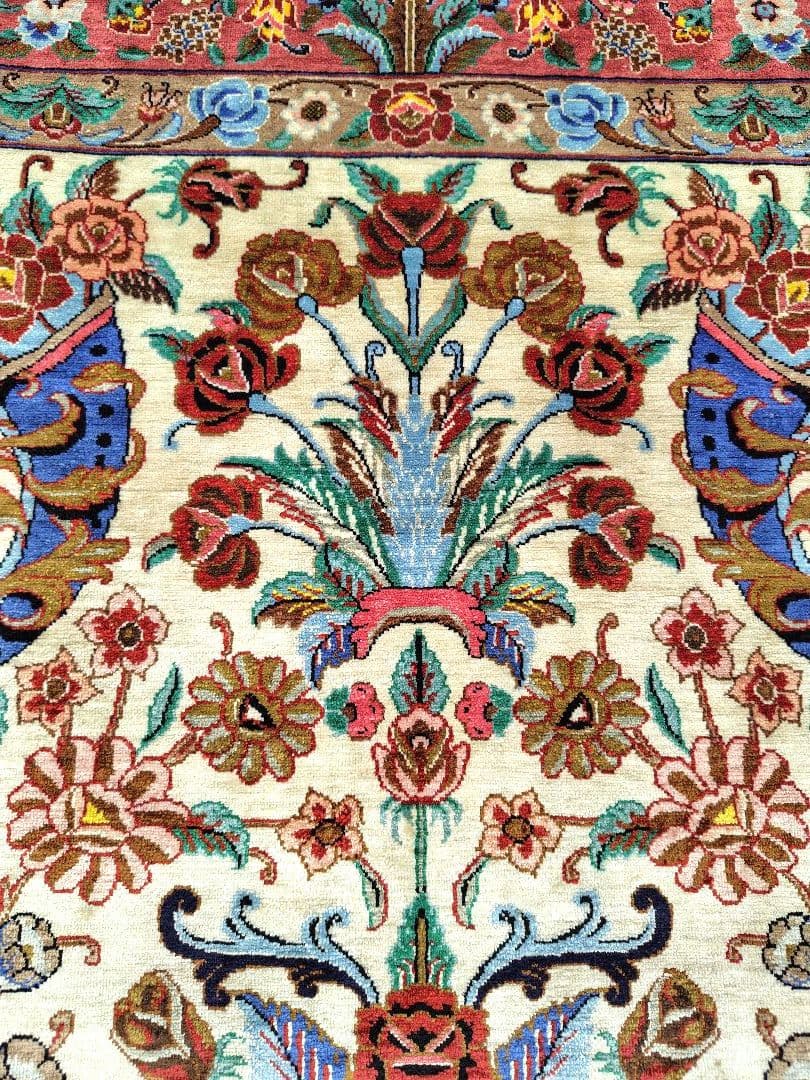 【勝利の美酒は甘い蜜】ペルシャ絨毯　シルク手織り　カラフルな鳥　青いゴブレット