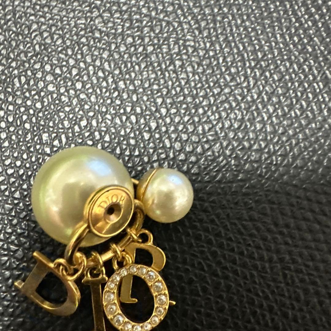 Dior 片耳用パールピアス ロゴチャーム付き