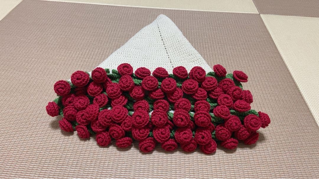 バラの花束ブランケット，直径1.03メートル75 本のバラの花。ストールとしても