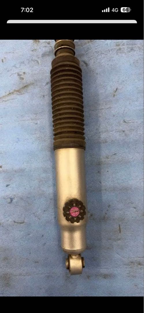 ハイエース200系　ショックアブソーバー　エムテクノ