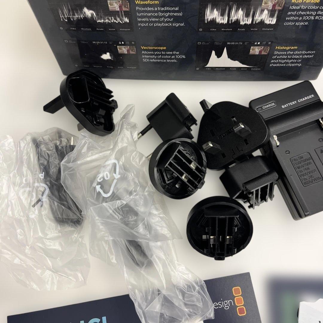 Blackmagic Video Assist 5\" 12G HDR と付属品