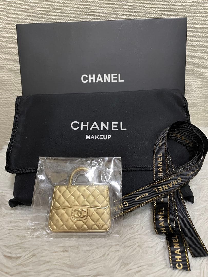 CHANELノベルティキルティングポーチとゴールドのバッグチャーム❣️