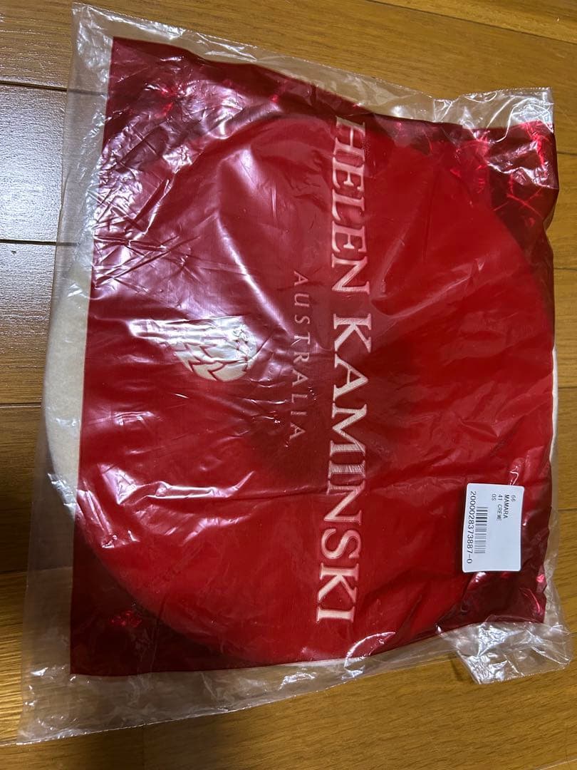 【新品 半額以下】HELEN KAMINSKI ポンポン付きベレー帽