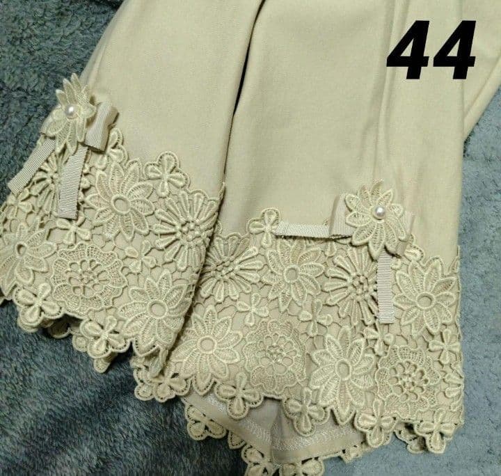 【新品】スーパービューティー裾レース×リボン使い裏起毛パンツ ベージュ44