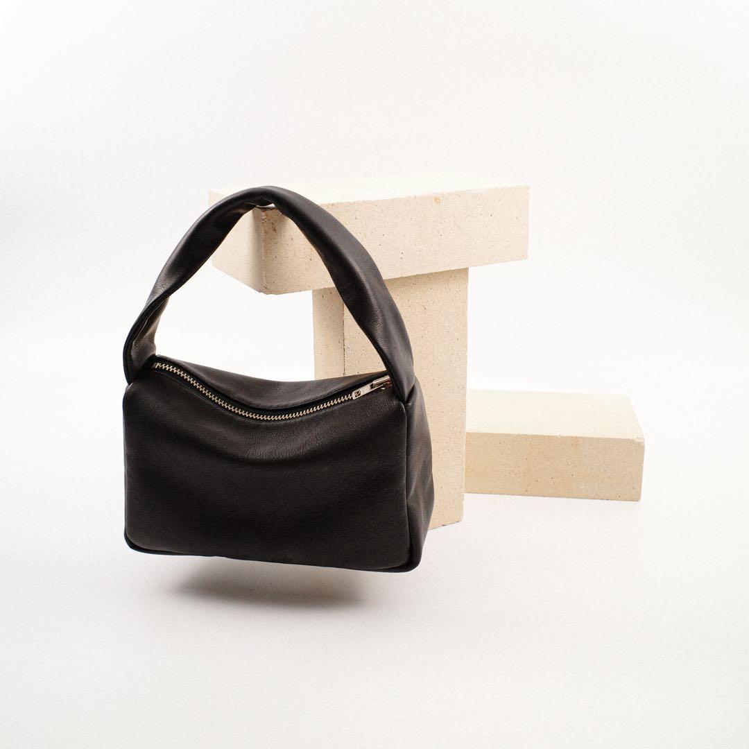 KEESE 黒 レザーショルダーバッグ ジップ Sサイズ ユニセックス