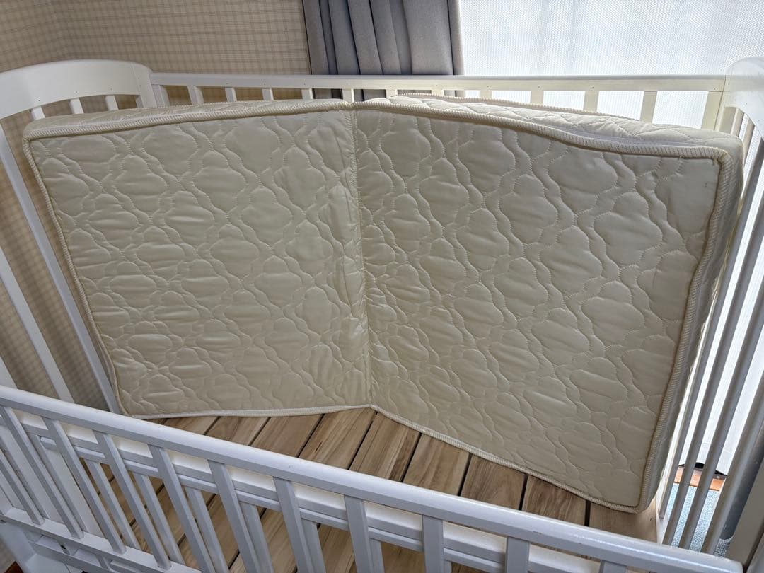 カトージ　ハイポジション ベビーベッド　すのこ、マットレス付