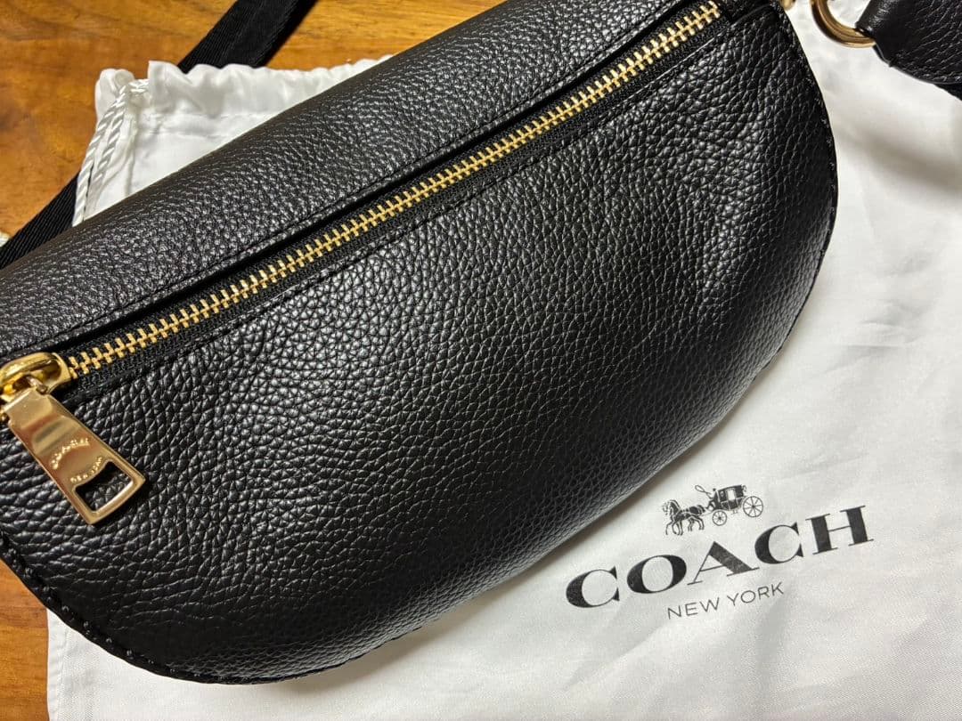 COACH ブラックレザーボディバッグ