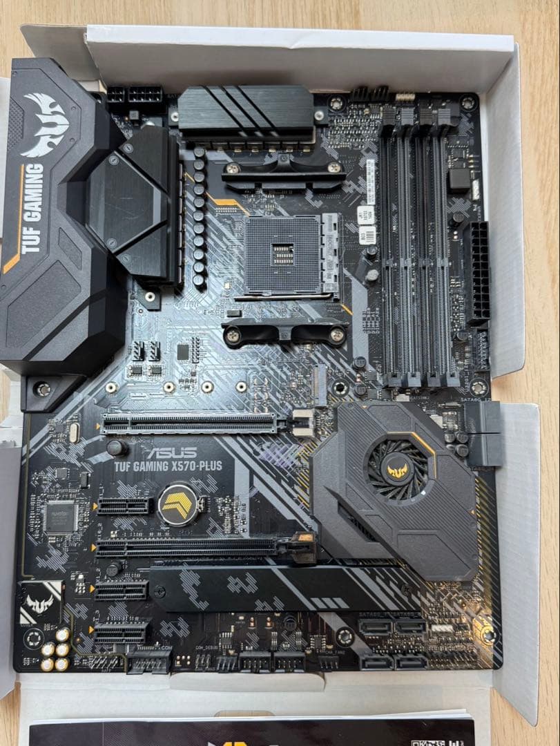 ASUS TUF Gaming X570-PLUS マザーボード（AM4）箱