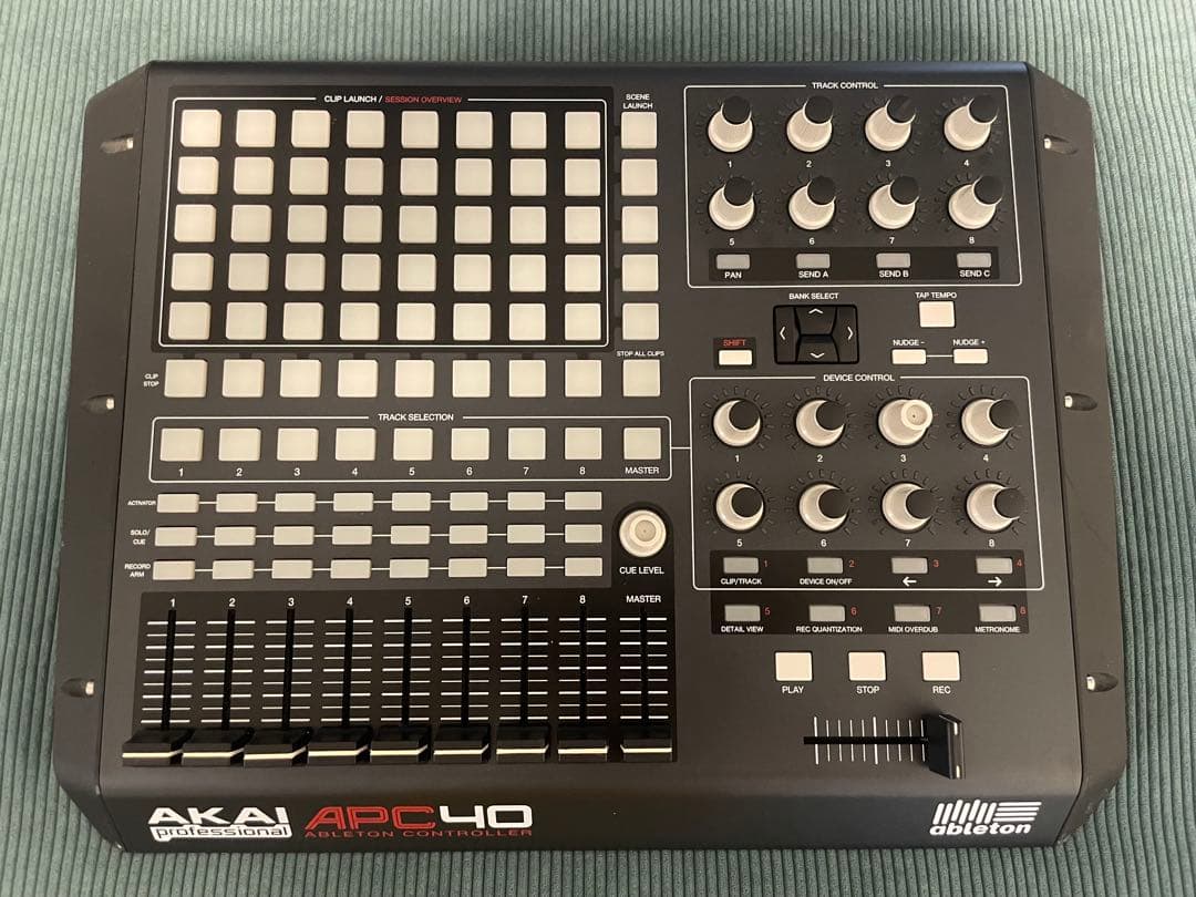 APC40 - AKAI Professional コントローラー