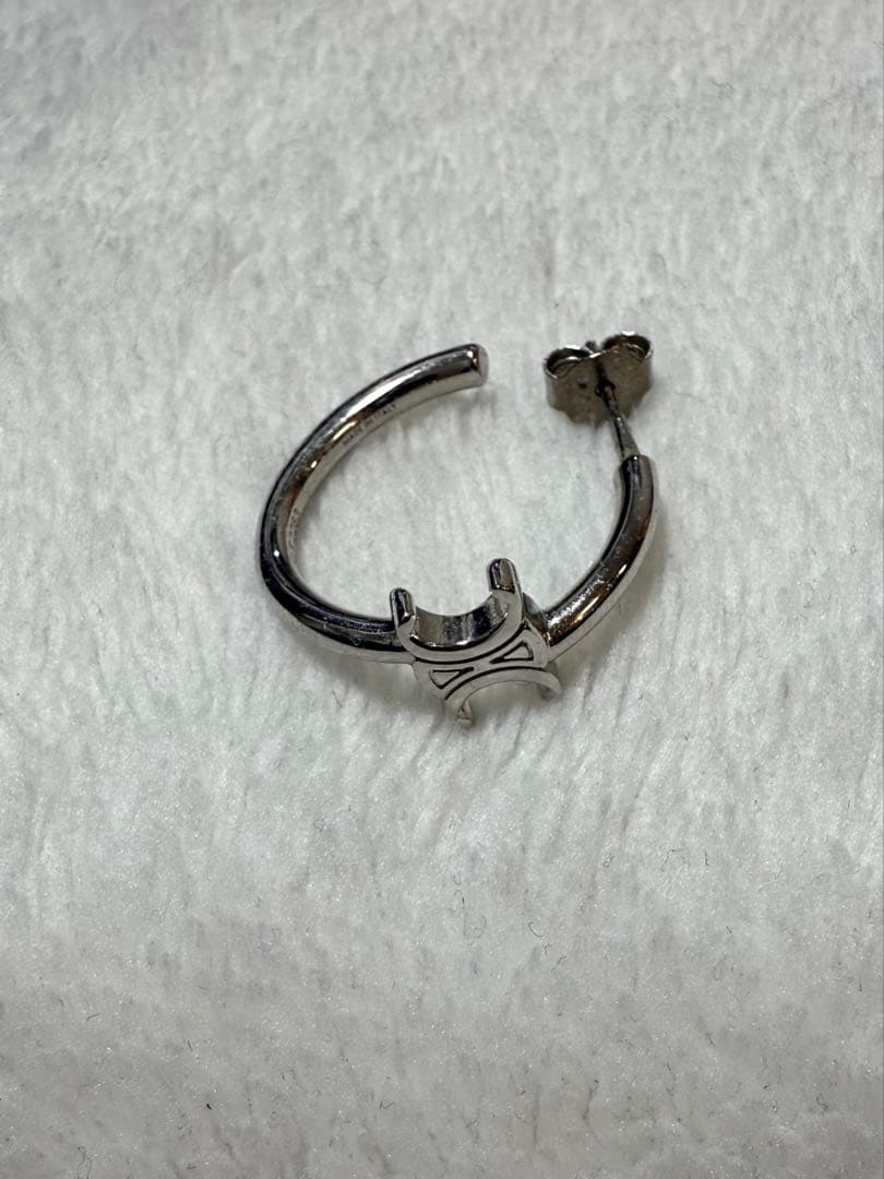 セリーヌ　ロゴピアス　片耳