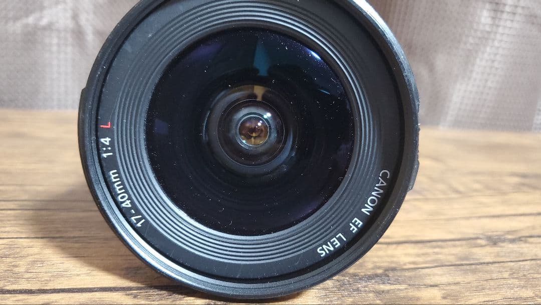 Canon EF 17-40mm f/4L フチにキズ有り
