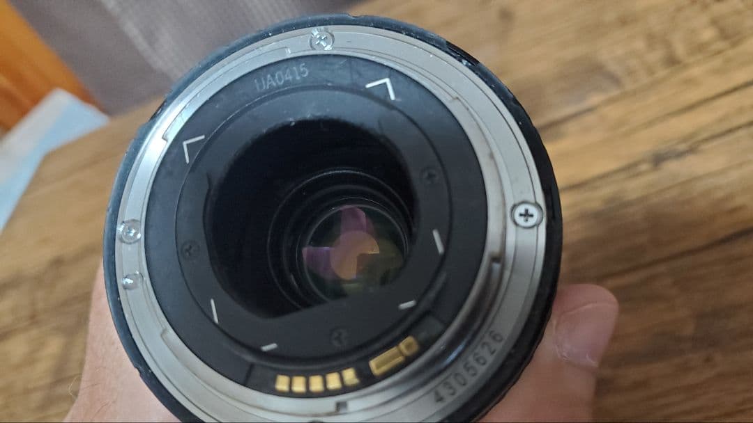 Canon EF 17-40mm f/4L フチにキズ有り