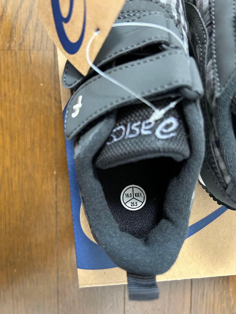 ファミリア　アシックススニーカー 16センチ