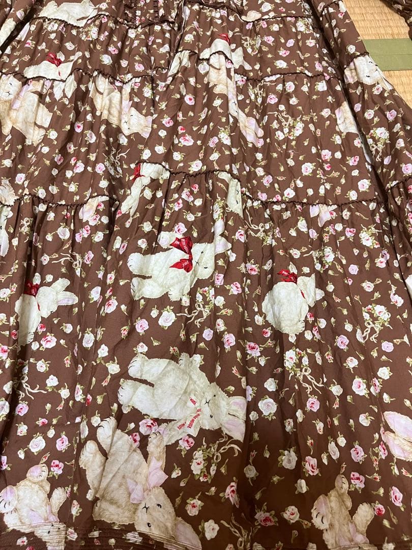 ピンクハウス　バラ園うさぎ柄ミディ丈　ワンピース　ブラウン