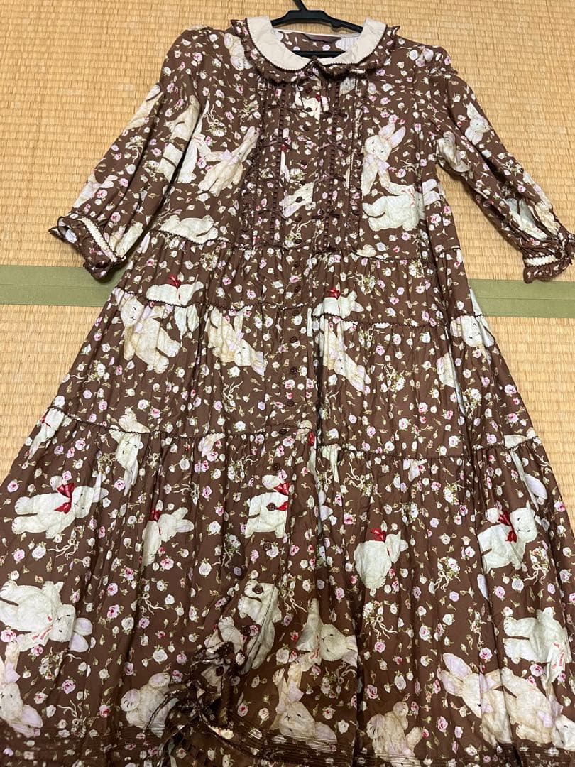 ピンクハウス　バラ園うさぎ柄ミディ丈　ワンピース　ブラウン