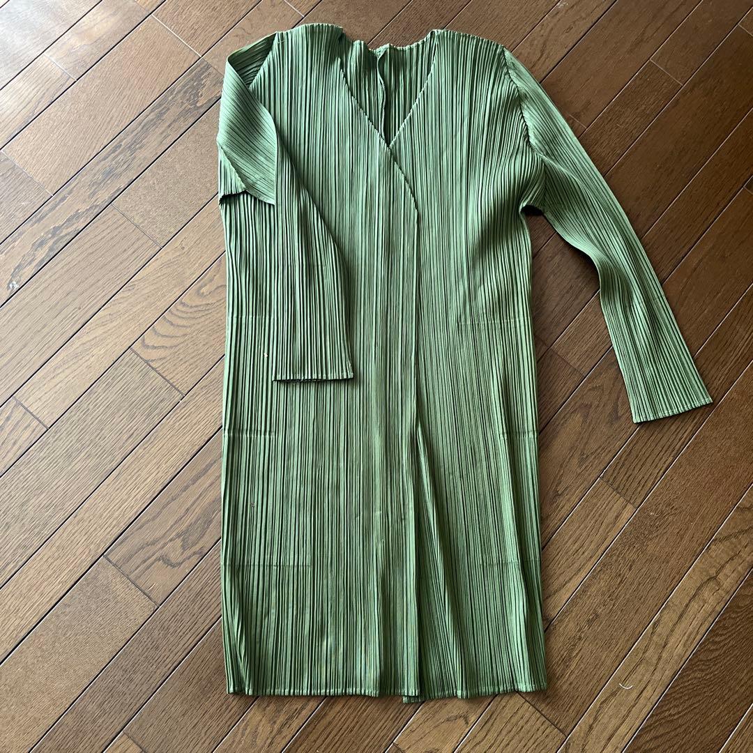 プリーツプリーズ　オリーブグリーン プリーツ 長袖カーディガン
