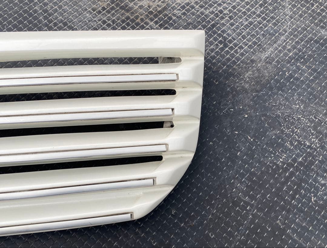 N-BOX シルクブレイズ　ホワイト　フロントグリル