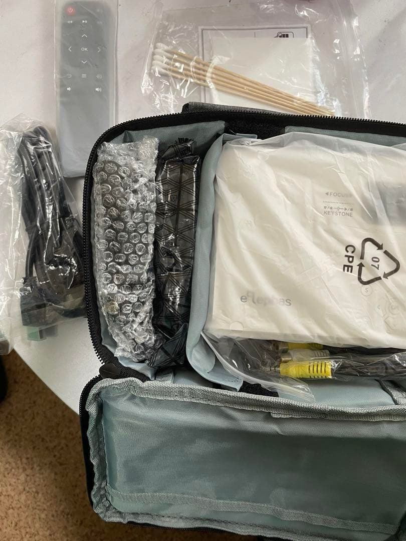 新品未使用 ELEPHAS 小型 プロジェクター 三脚 台形補正 高画質