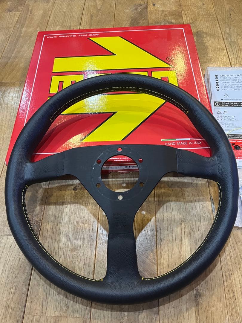 正規輸入品 MOMO ヴェローチェ 35φ BK/イエローステッチ