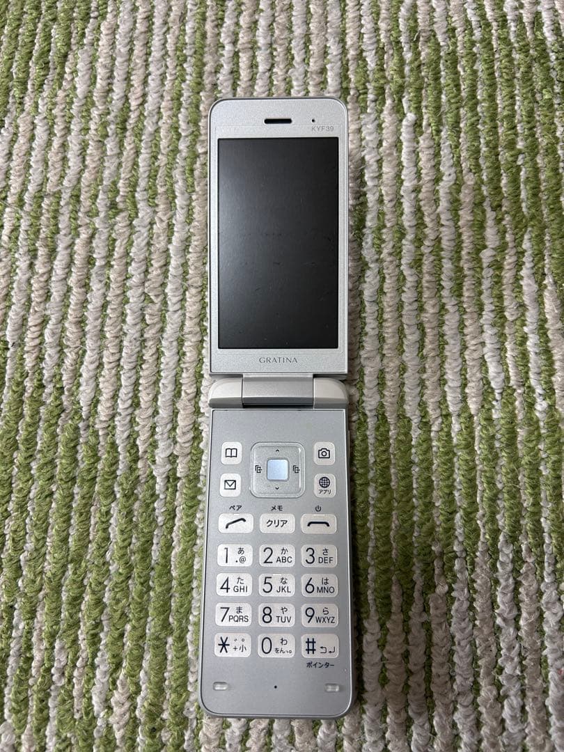 GRATINA KYF39 ホワイトシルバー折りたたみ式携帯電話 本体