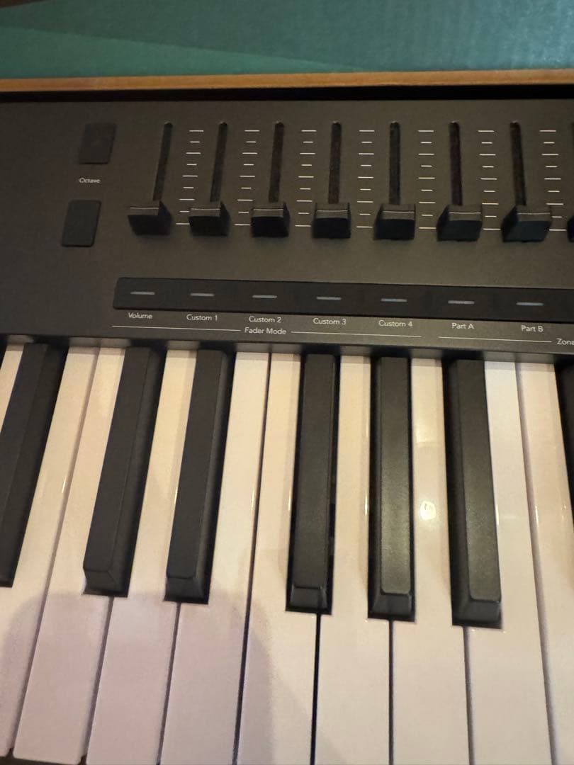 Novation Launchkey mk4 61 MIDIコントローラー