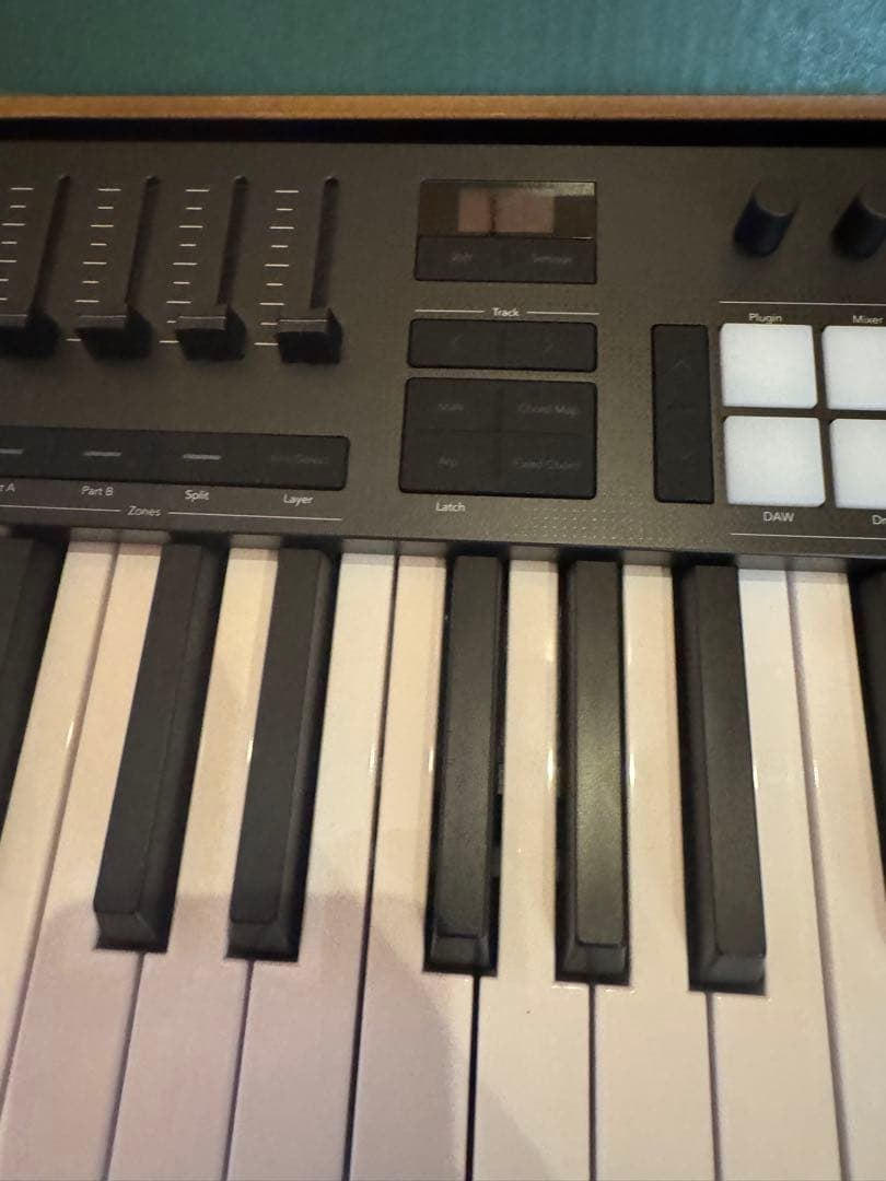 Novation Launchkey mk4 61 MIDIコントローラー