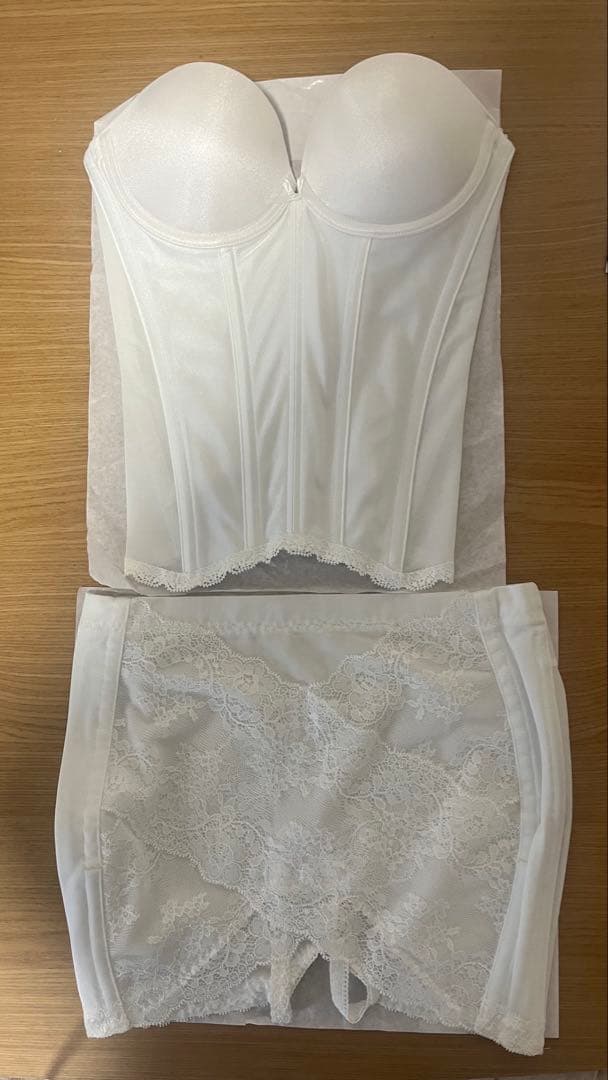 な　KURAUDIA ホワイト コルセットとショーツ セット