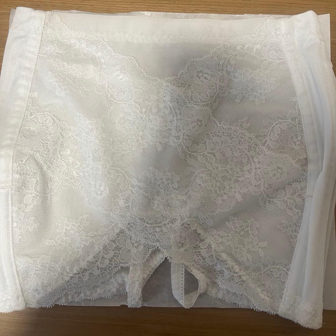 な　KURAUDIA ホワイト コルセットとショーツ セット
