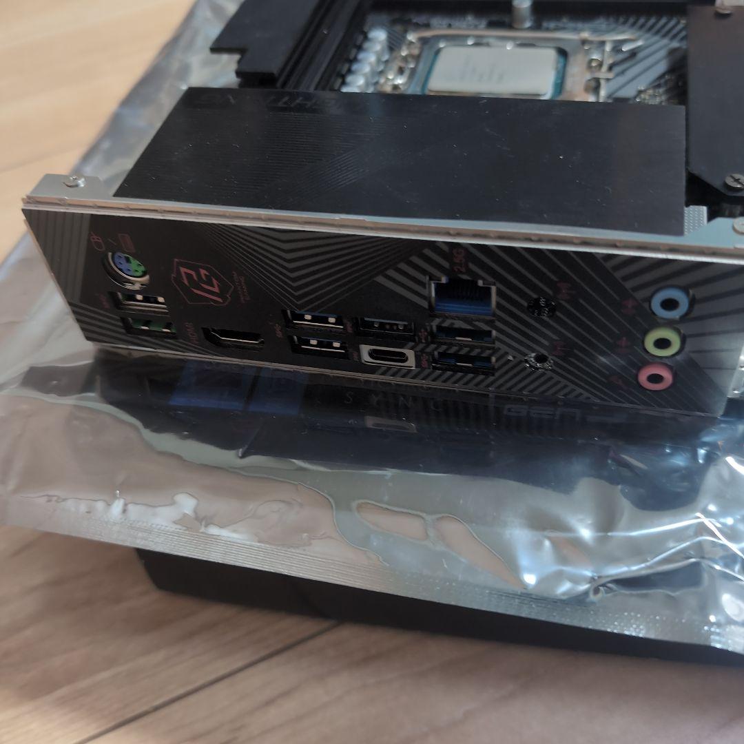 マザーボード z790 pg lightning/d4 + i7 13700kf + 32GB