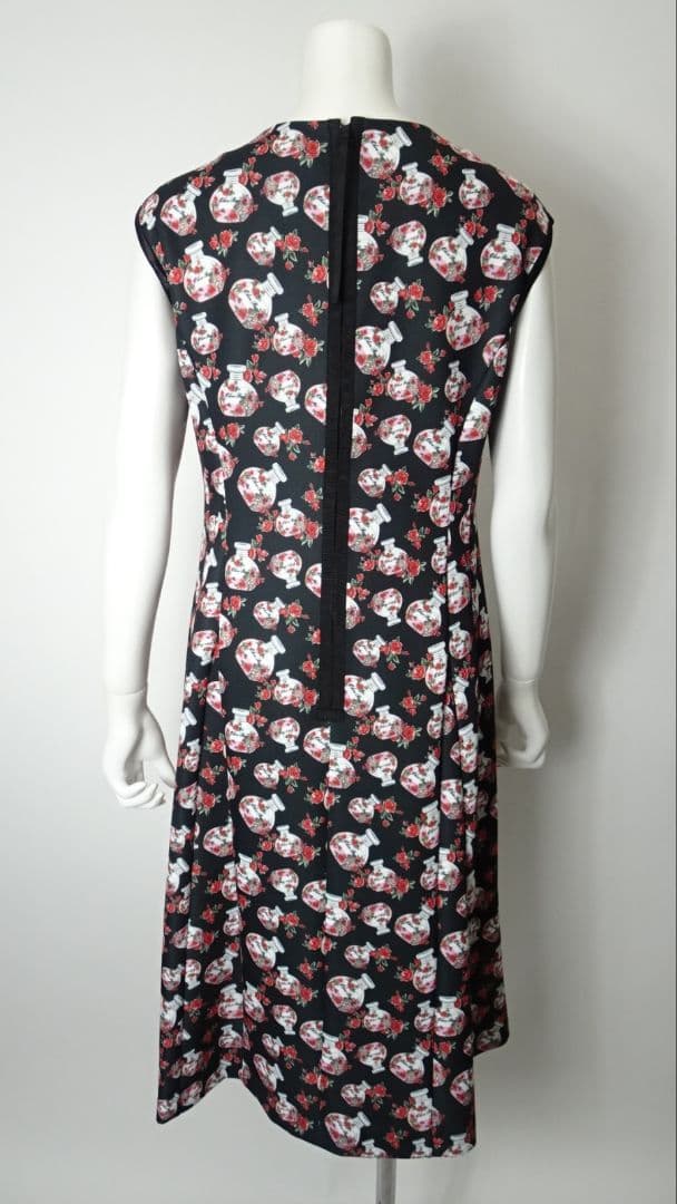 【新品】スーパービューティー香水瓶プリントノースリーブワンピース44