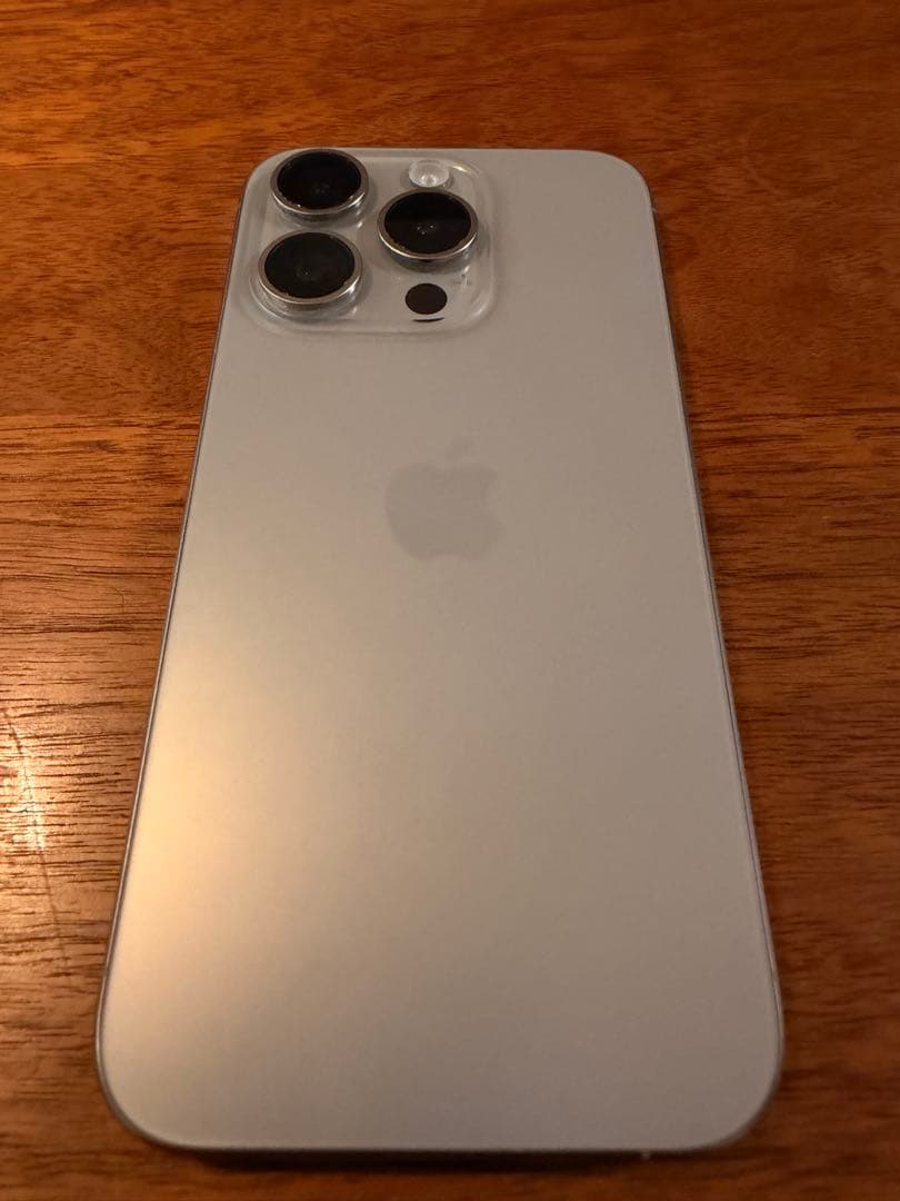 Apple iPhone 15 Pro 本体　画面割れ有