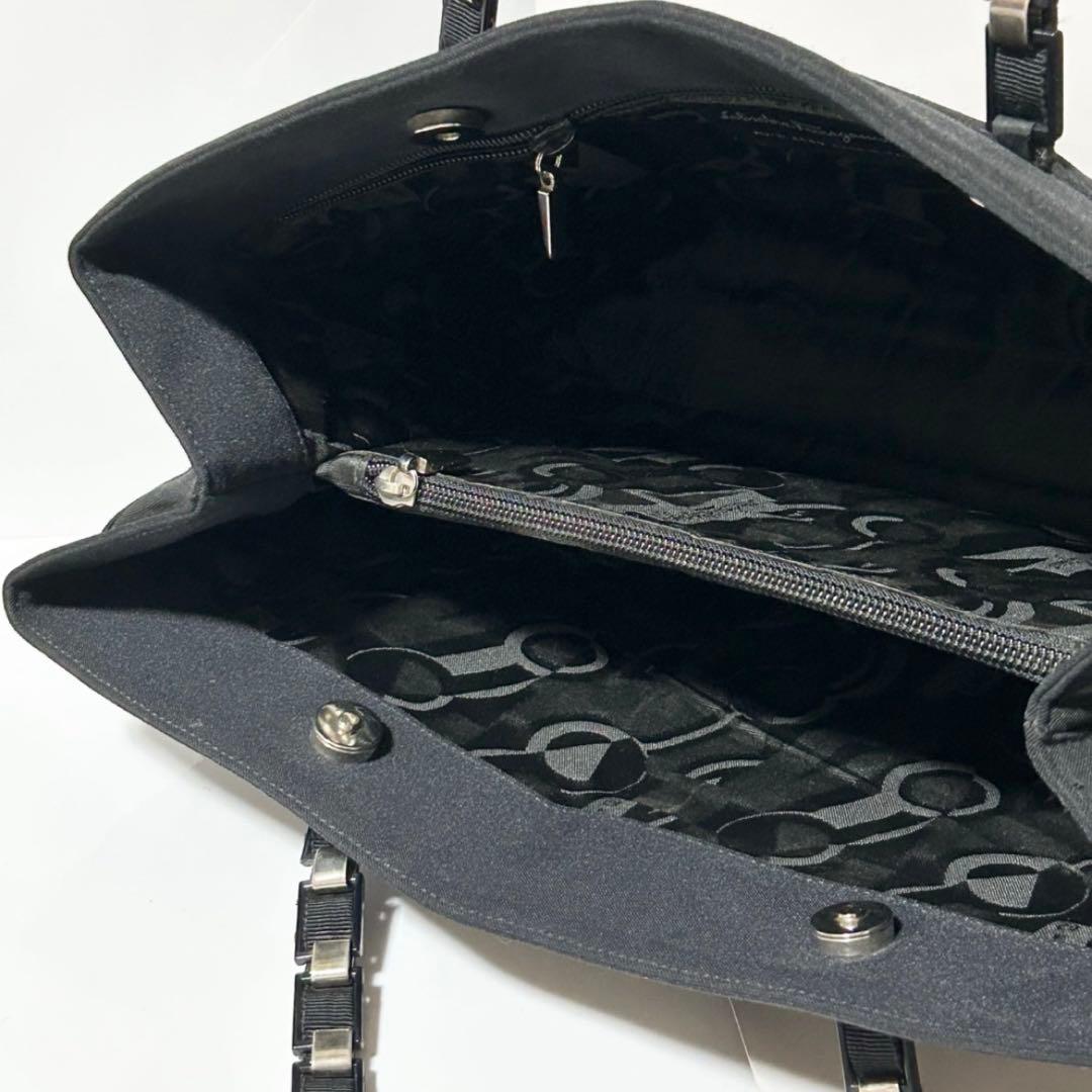 フェラガモ ヴァラチェーン ショルダーバッグ AU-21 8803 ナイロン