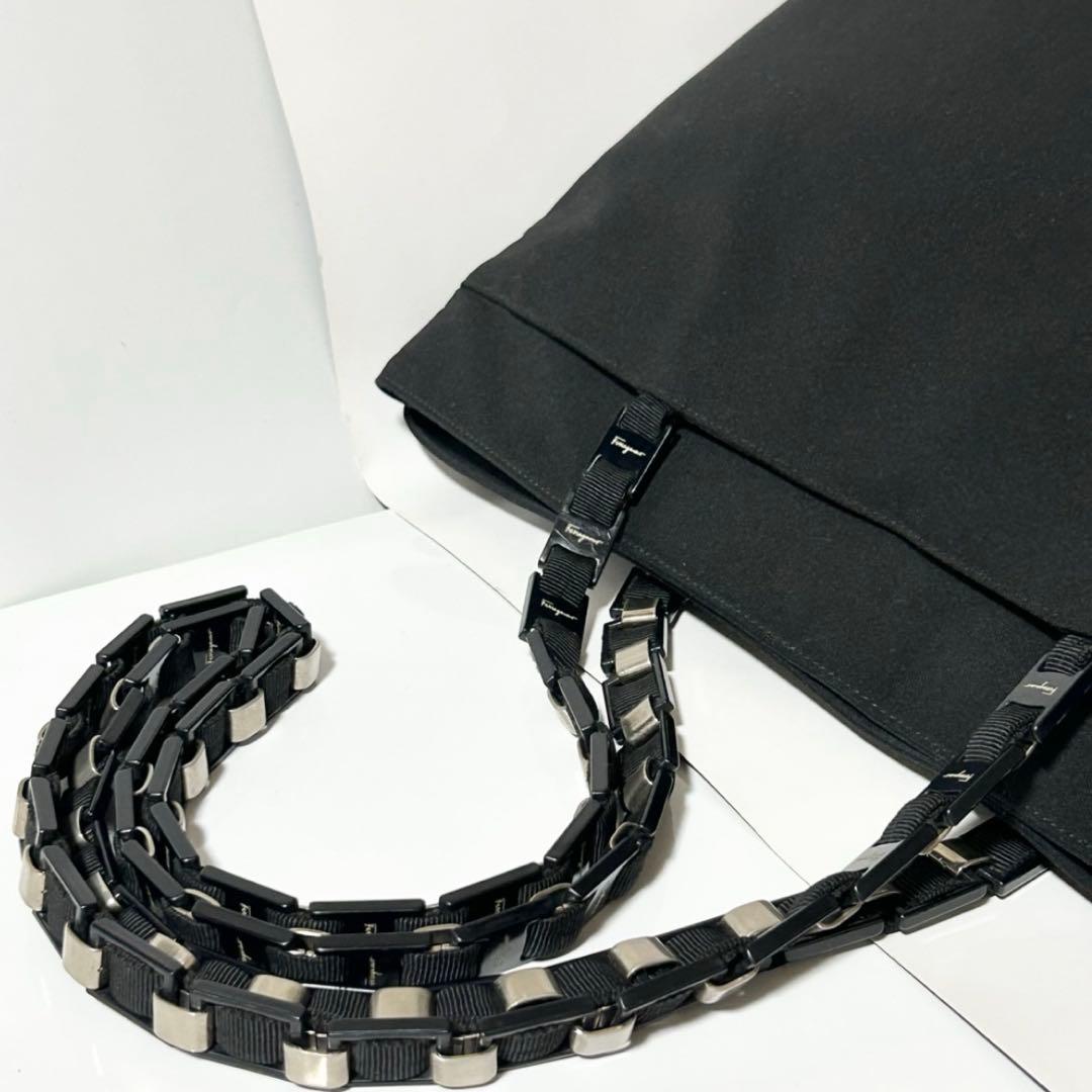 フェラガモ ヴァラチェーン ショルダーバッグ AU-21 8803 ナイロン