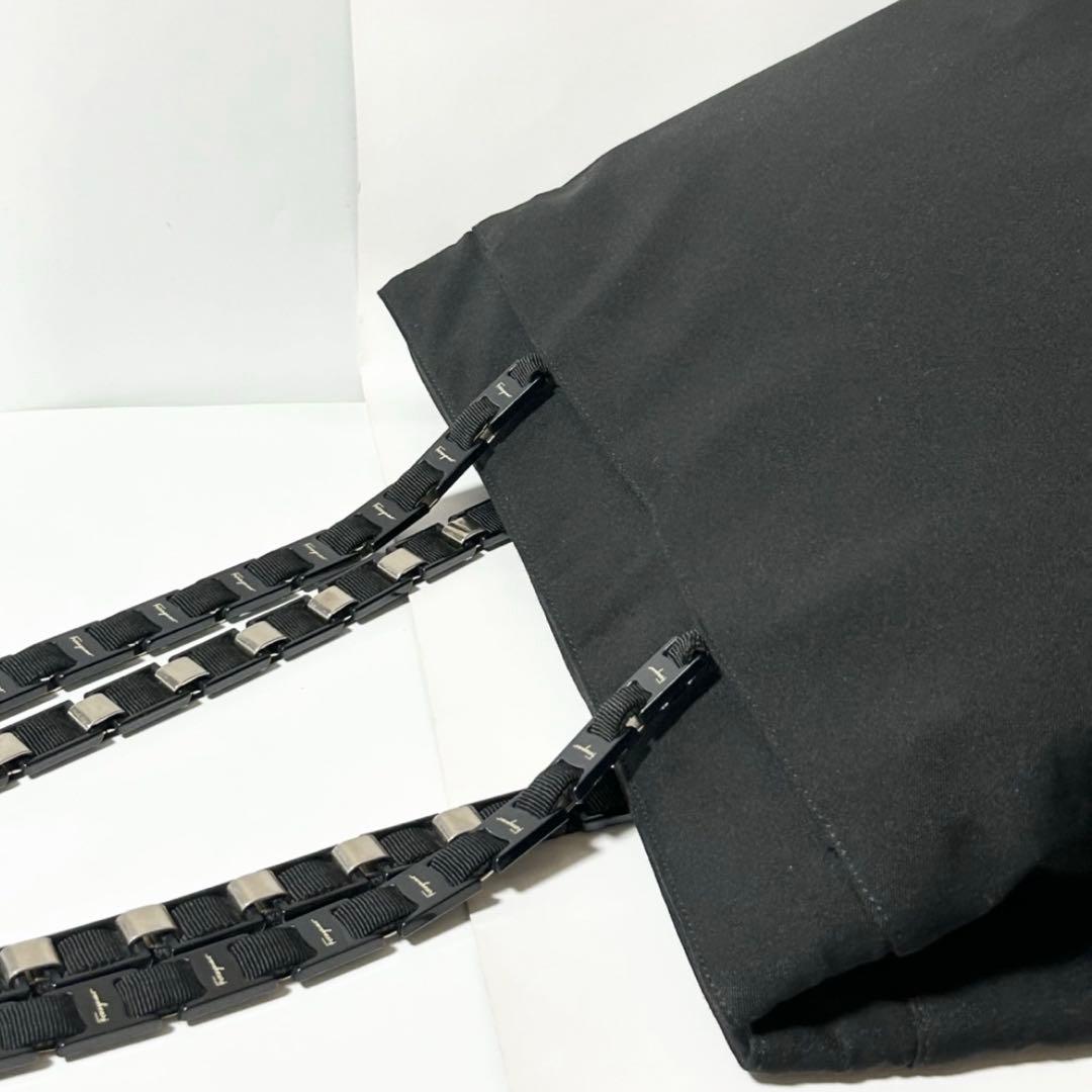 フェラガモ ヴァラチェーン ショルダーバッグ AU-21 8803 ナイロン