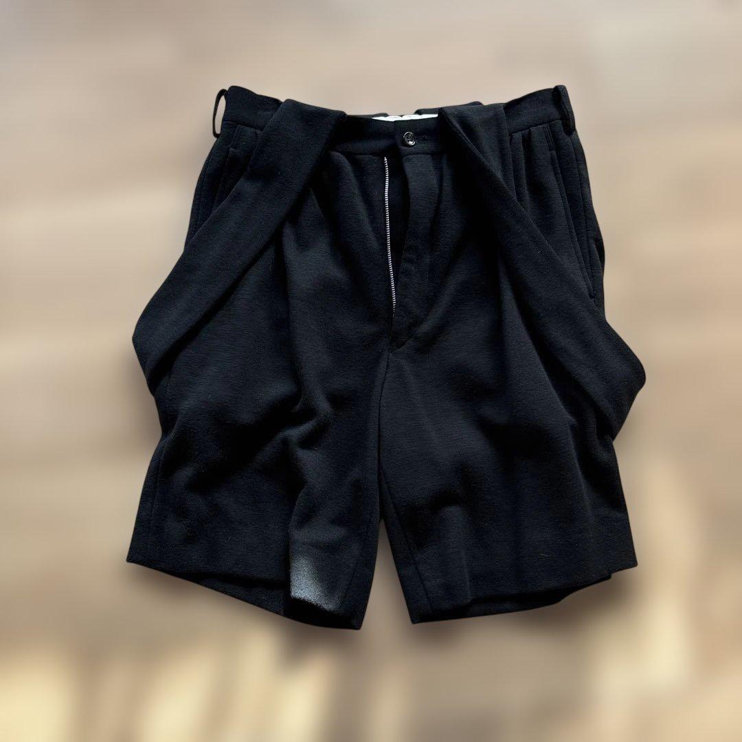 サスペンダー付き ブラックショートパンツ