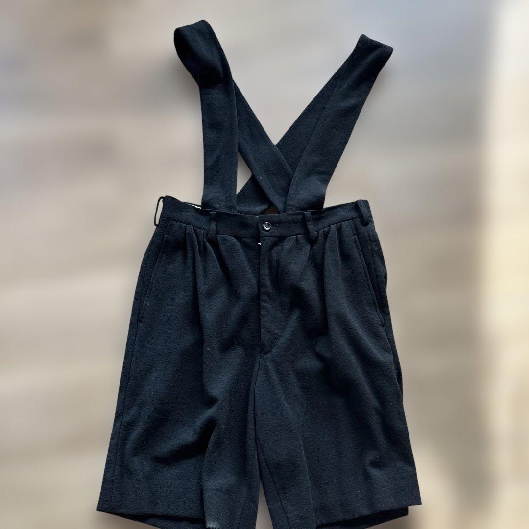 サスペンダー付き ブラックショートパンツ