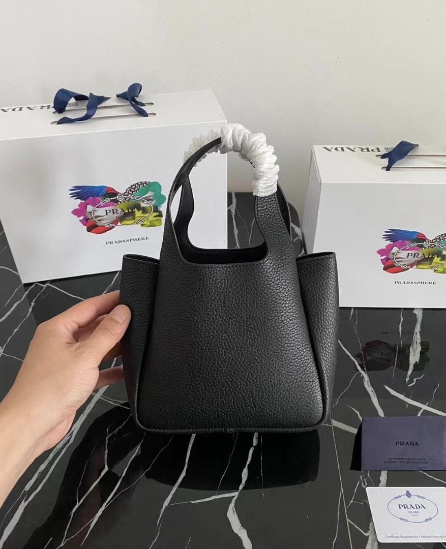 PRADA 黑い革のハンドバッグです