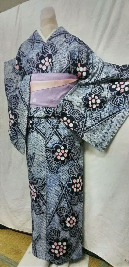 有松総絞り浴衣小紋、紺色生地に全体に花柄入