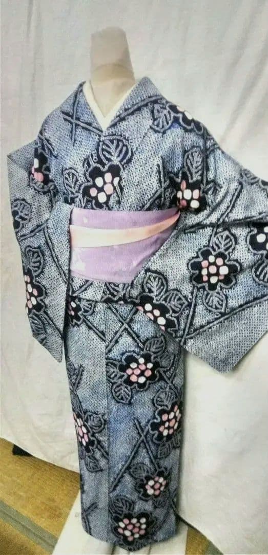 有松総絞り浴衣小紋、紺色生地に全体に花柄入