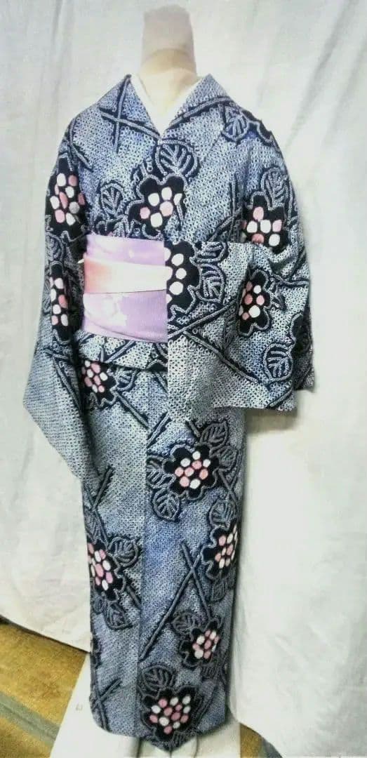 有松総絞り浴衣小紋、紺色生地に全体に花柄入